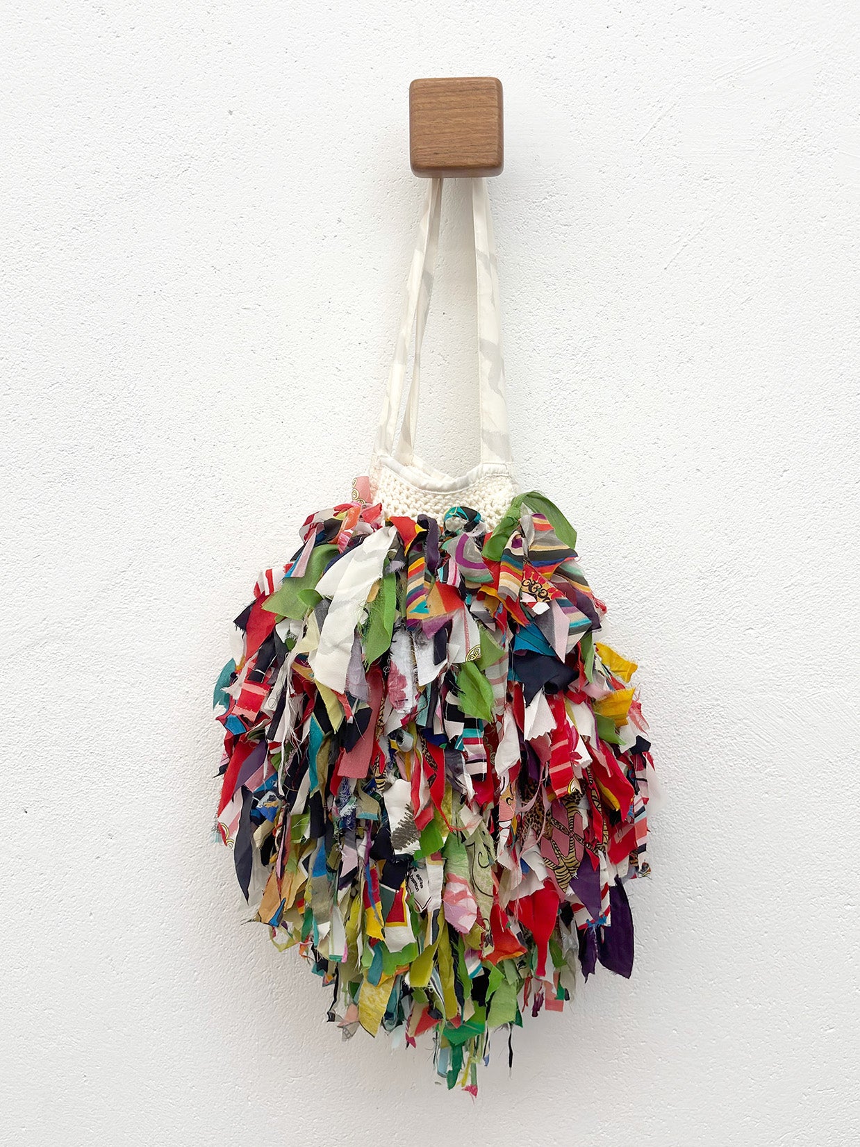 Bolsa colorida com retalhos